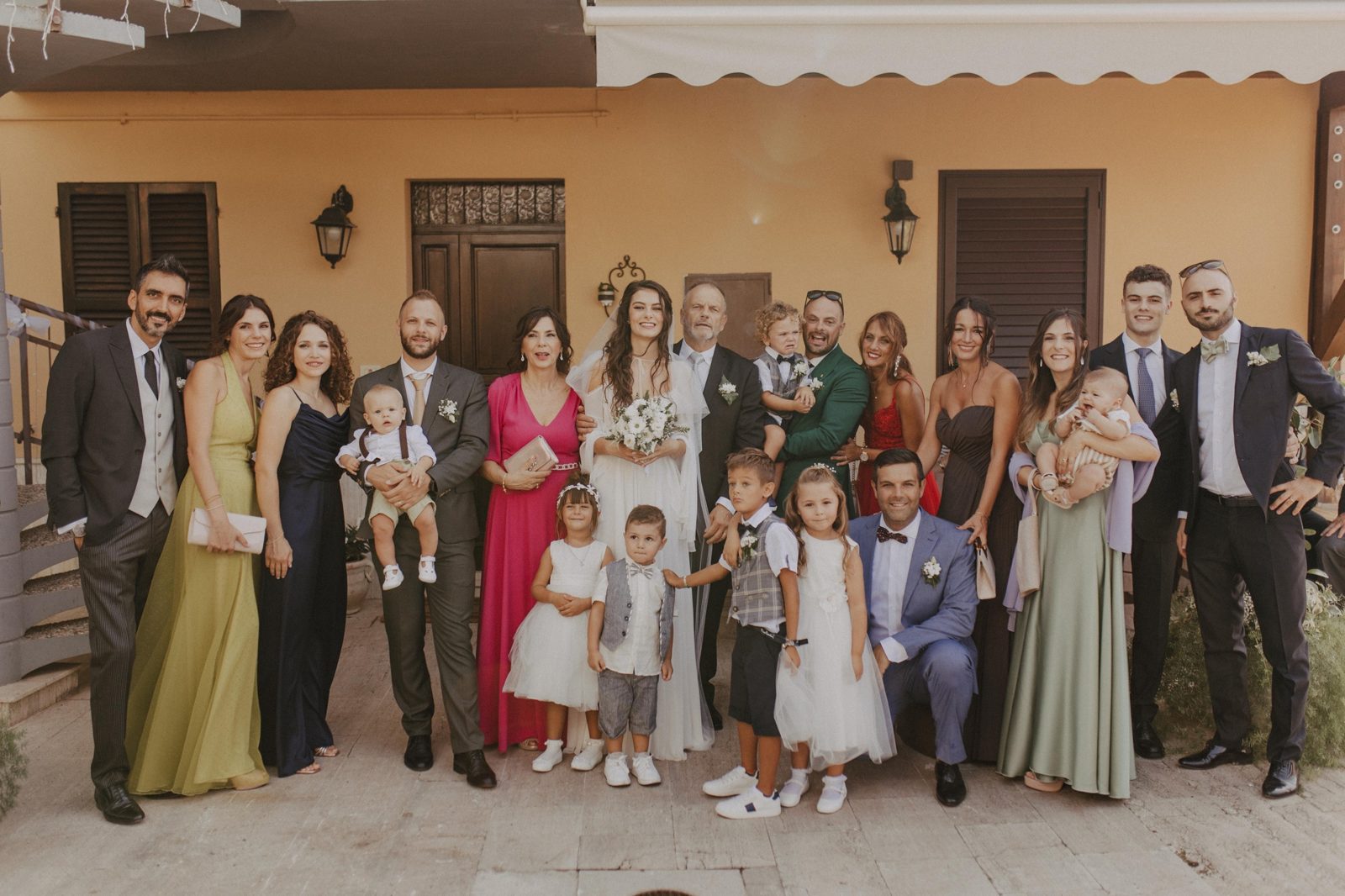 Foto di gruppo della famiglia Mancini davanti alla casa, nel 2024
