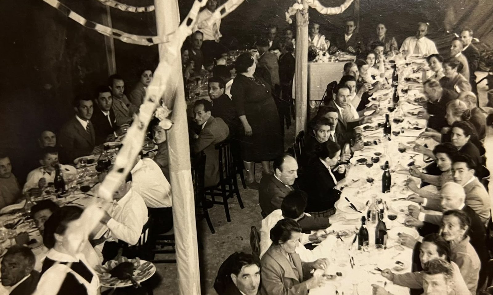 Lunghe tavolate al pranzo di nozze del 1956