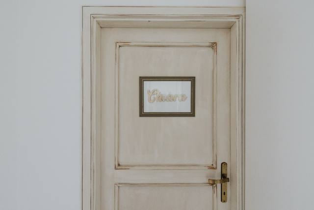 La porta della camera Chiara