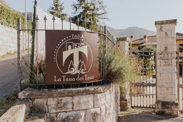 L'insegna all'ingresso