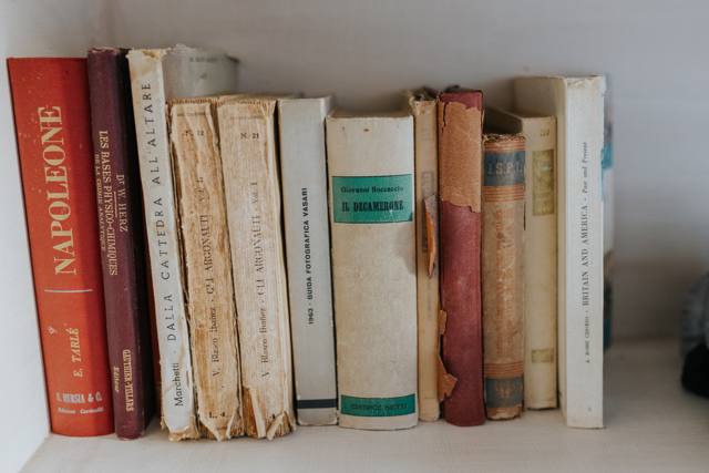Vecchi libri sulla consolle