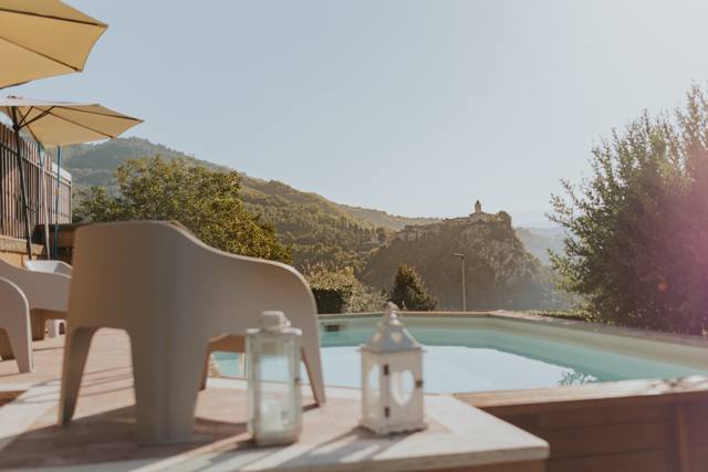La piscina con vista sulla rocca